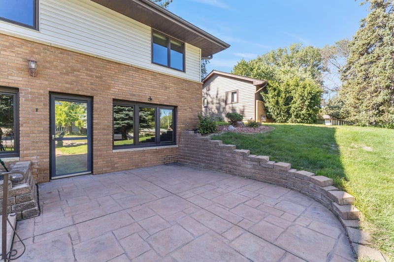 6740 4th St NE, Fridley, MN 55432