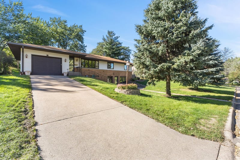6740 4th St NE, Fridley, MN 55432