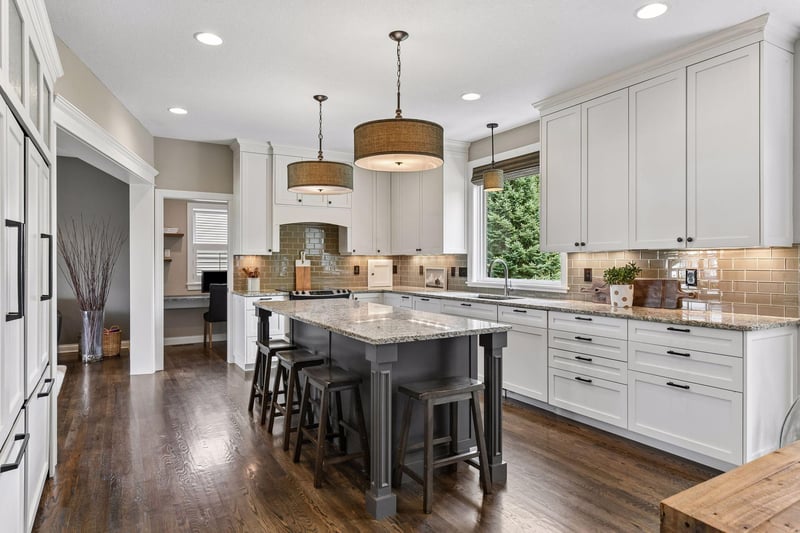 9113 Sunnyvale Dr, Chanhassen, MN 55317