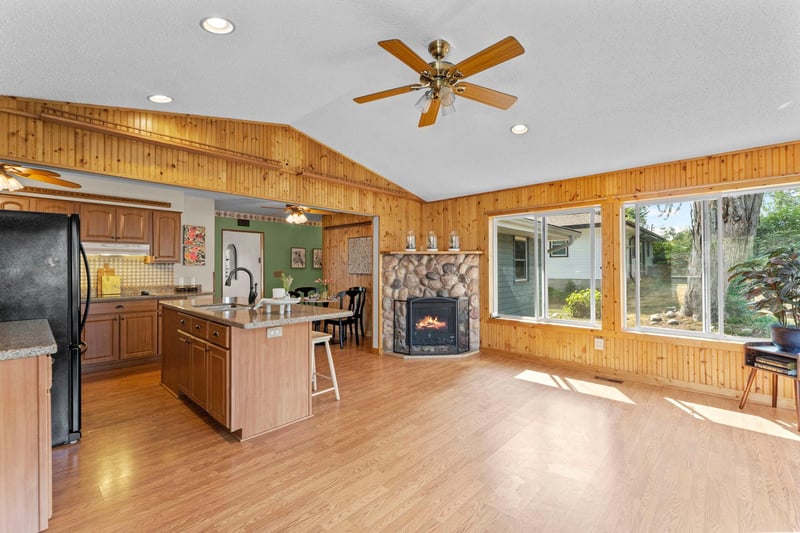 2121 Radatz Ave, Maplewood, MN 55109