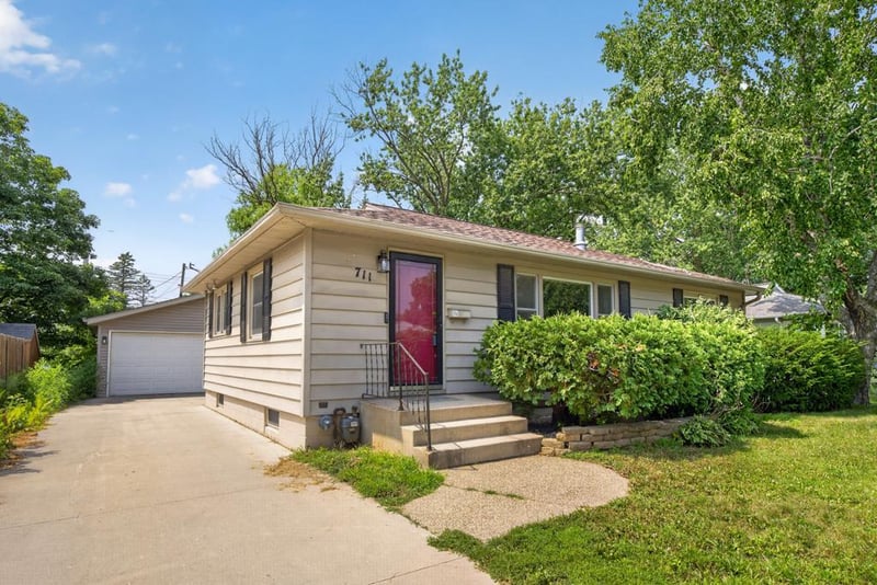 711 15th Ave NE, Rochester, MN 55906