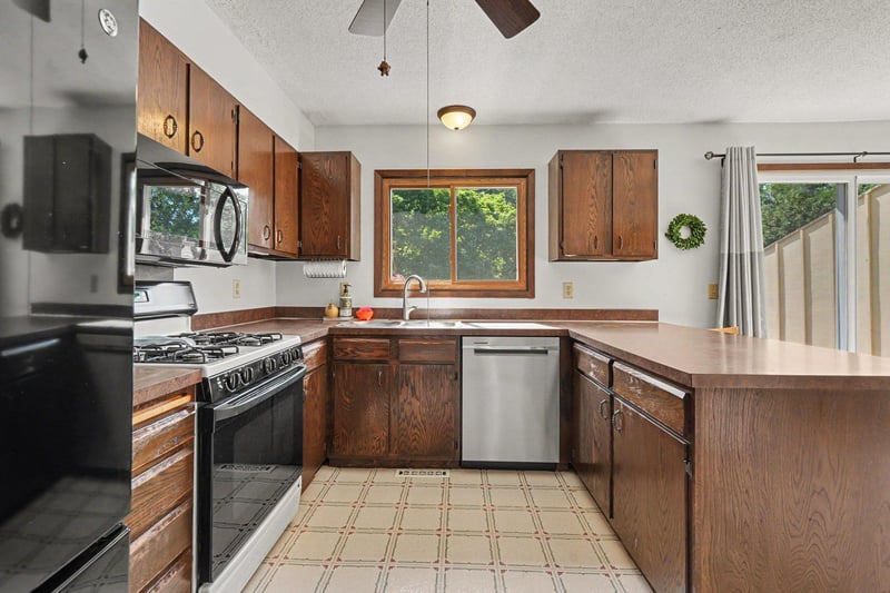 293 River Woods Ln, Burnsville, MN 55337