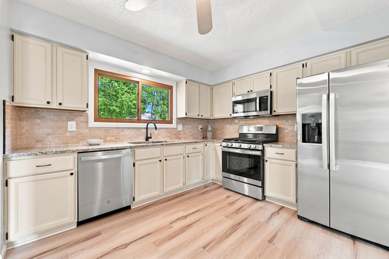 10924 Hyland Ter, Eden Prairie, MN 55344