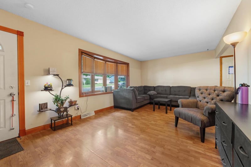 1401 Summer Ln, Faribault, MN 55021