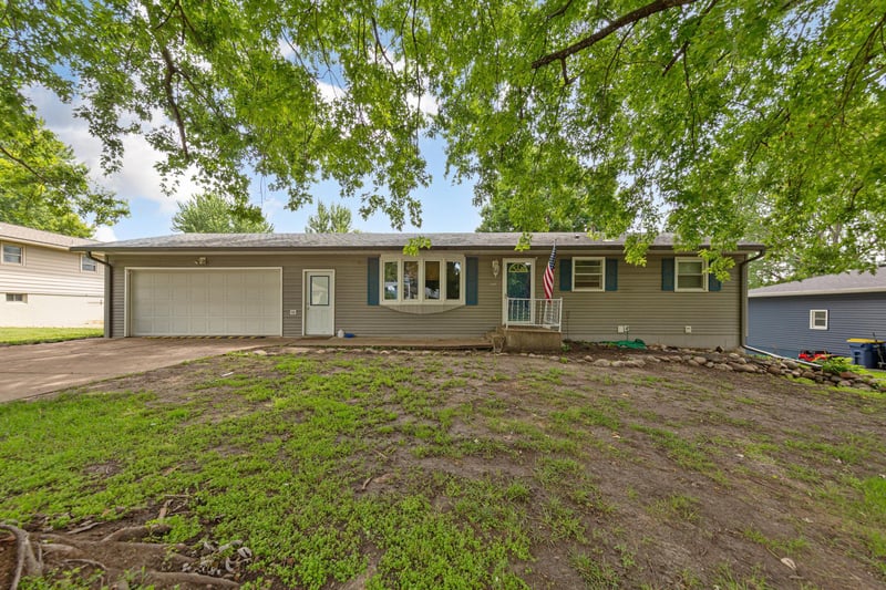 1401 Summer Ln, Faribault, MN 55021