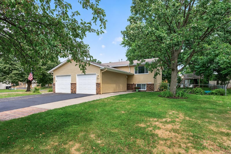 10665 Hummingbird St NW, Coon Rapids, MN 55433