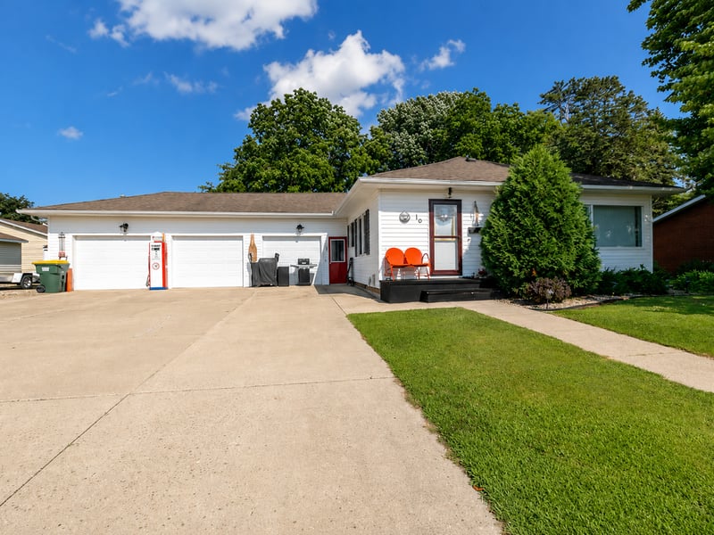 10 Buck Ave NE, Madelia, MN 56062