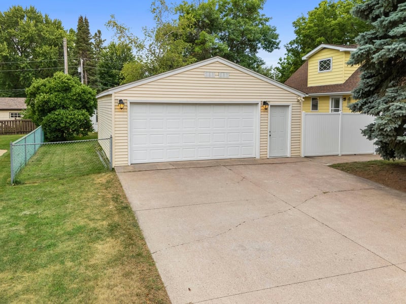 431 4th Ave SW, Cambridge, MN 55008