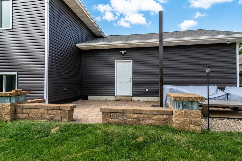 109 Cougar Dr, Mankato, MN 56001
