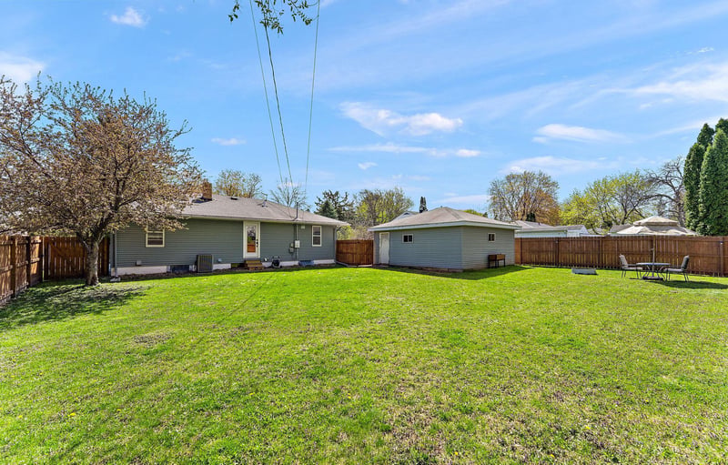 63 Ferndale St N, Maplewood, MN 55119