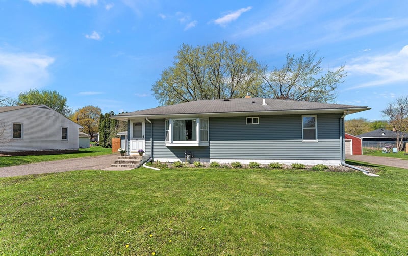 63 Ferndale St N, Maplewood, MN 55119