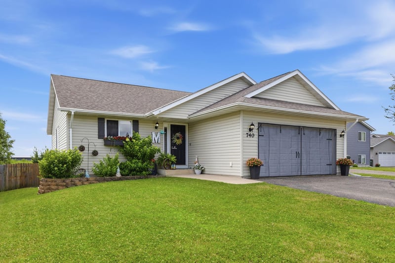740 Texas Ave NW, Hutchinson, MN 55350