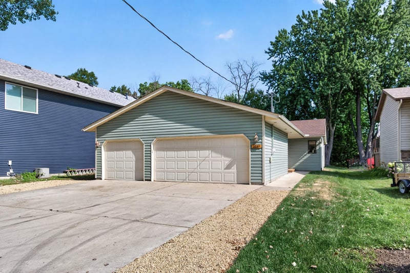 1819 9th Ave SE, Forest Lake, MN 55025
