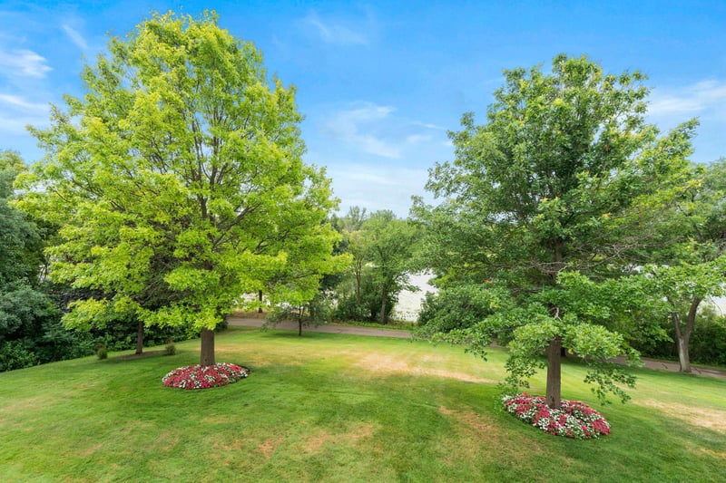 1427 Summit Shores Dr, Burnsville, MN 55306