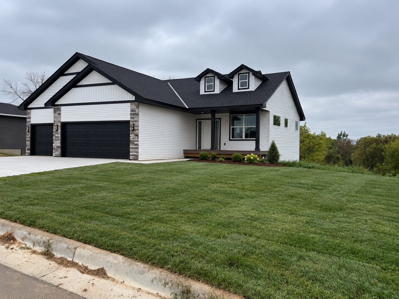 605 E 9th St, Zumbrota, MN 55992