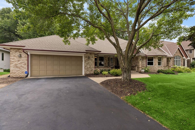2488 Hillwood Dr E, Maplewood, MN 55119