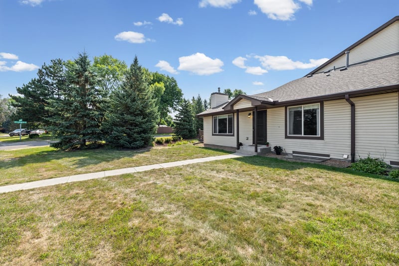 6775 Gretchen Ln N, Oakdale, MN 55128