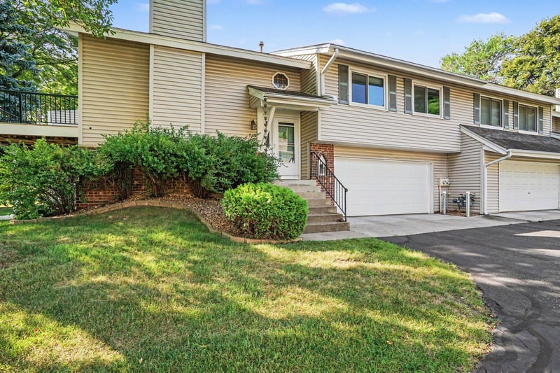 719 Evergreen Ct, Burnsville, MN 55337