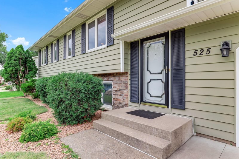 525 Lakewood Dr S, Maplewood, MN 55119