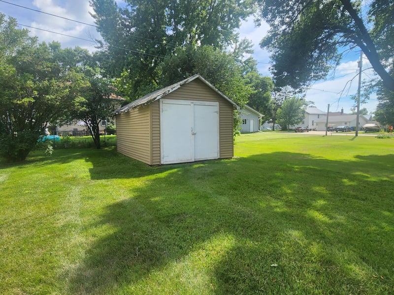 822 2nd St NW, Pipestone, MN 56164