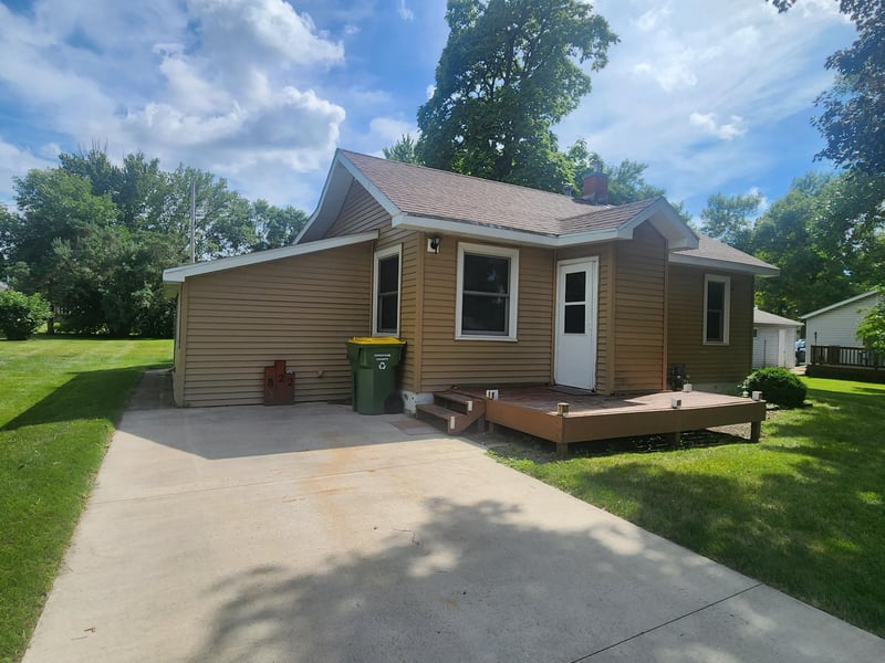 822 2nd St NW, Pipestone, MN 56164