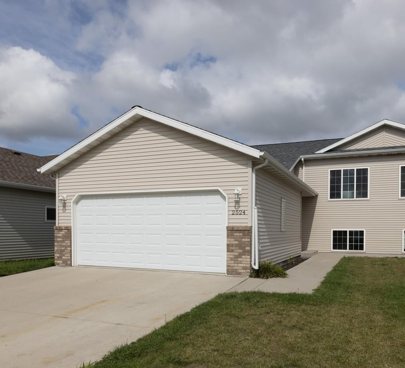 2524 31st Ave S, Moorhead, MN 56560