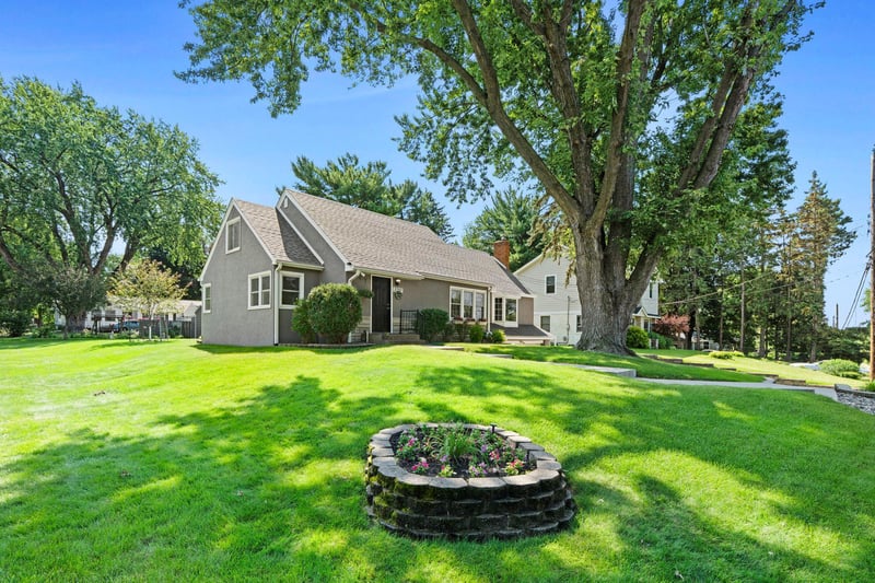 2750 Oxford St N, Roseville, MN 55113