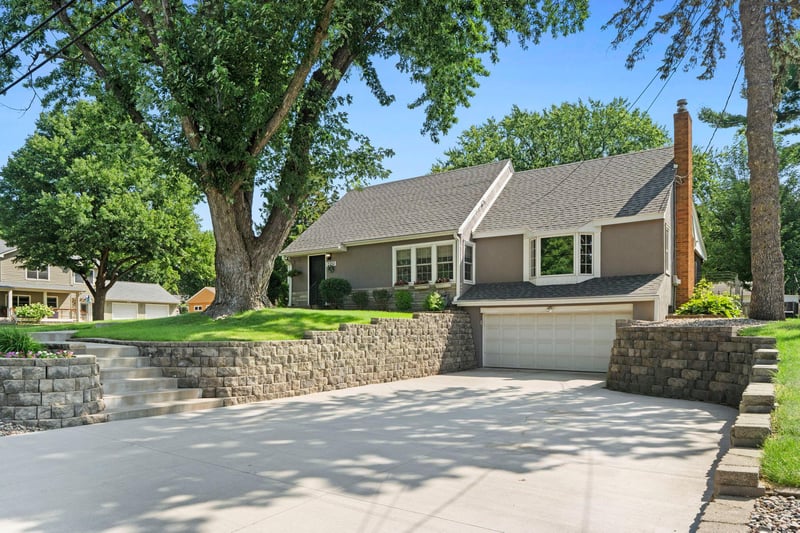 2750 Oxford St N, Roseville, MN 55113