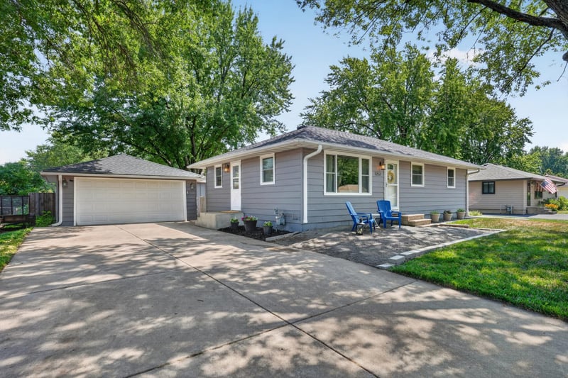 1257 Guthrie Ave N, Oakdale, MN 55128