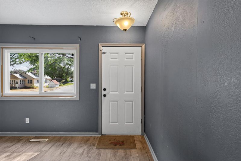 995 Rose Ave E, Saint Paul, MN 55106