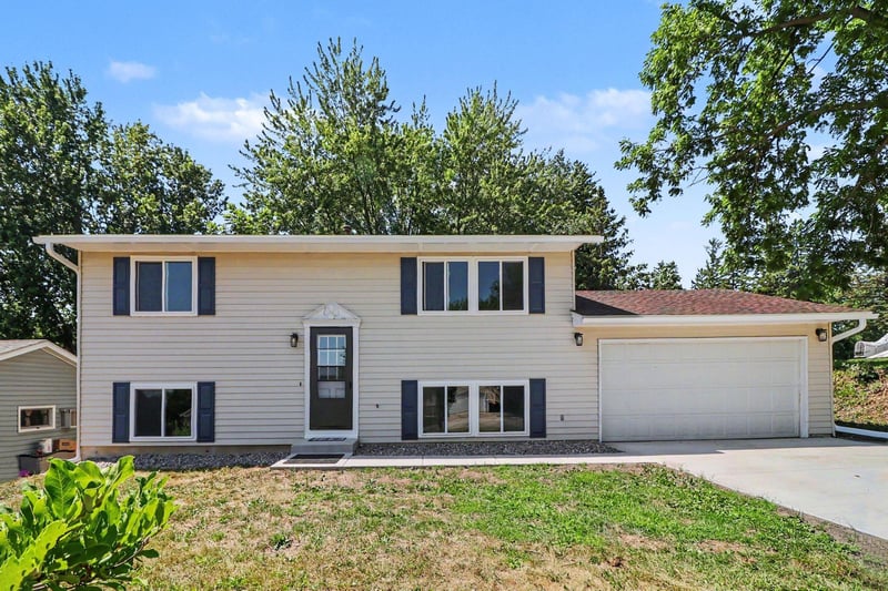 421 3rd Ave SW, Lonsdale, MN 55046