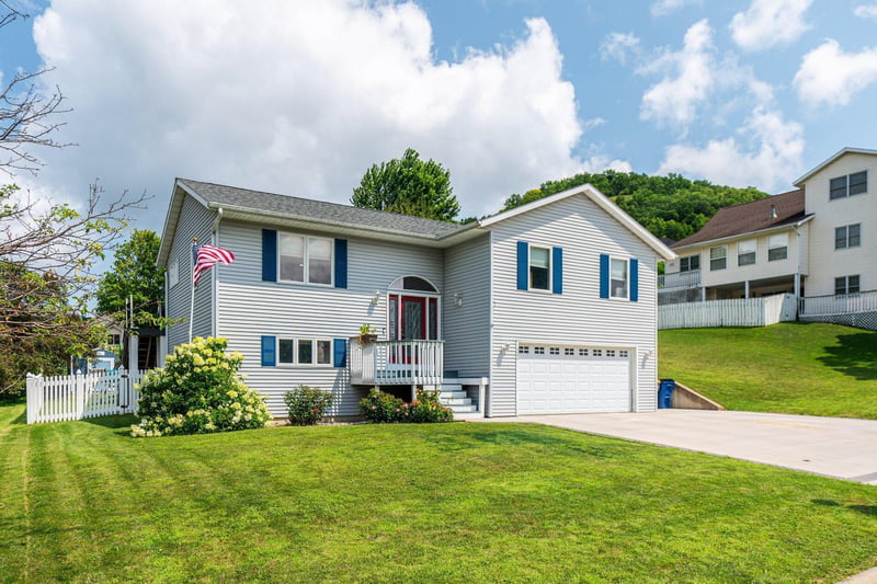 306 Haralson Ln, La Crescent, MN 55947