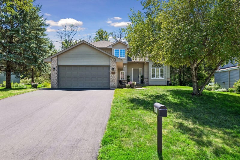 3951 Country Oaks Dr, Chanhassen, MN 55331
