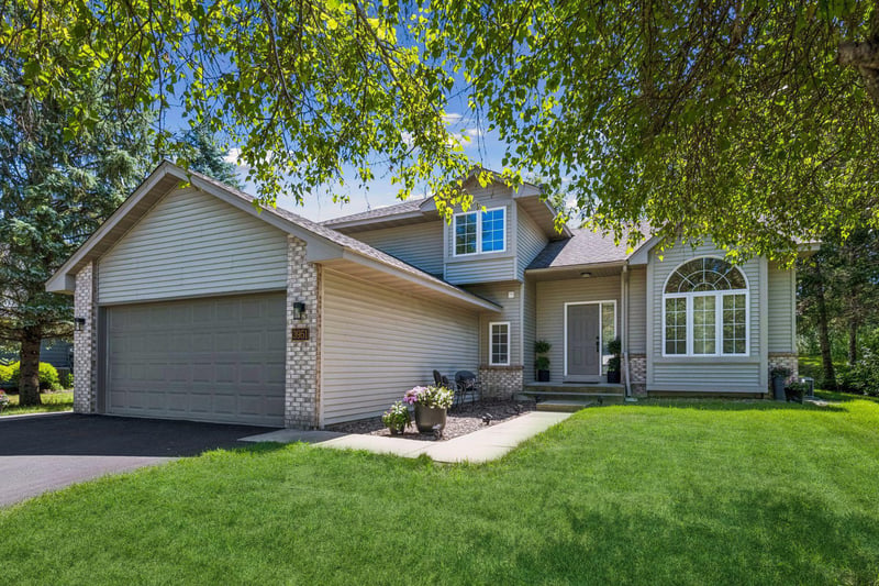3951 Country Oaks Dr, Chanhassen, MN 55331