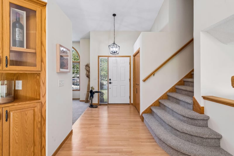3951 Country Oaks Dr, Chanhassen, MN 55331