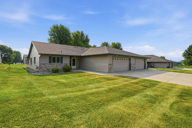 680 West River Dr, New London, MN 56273
