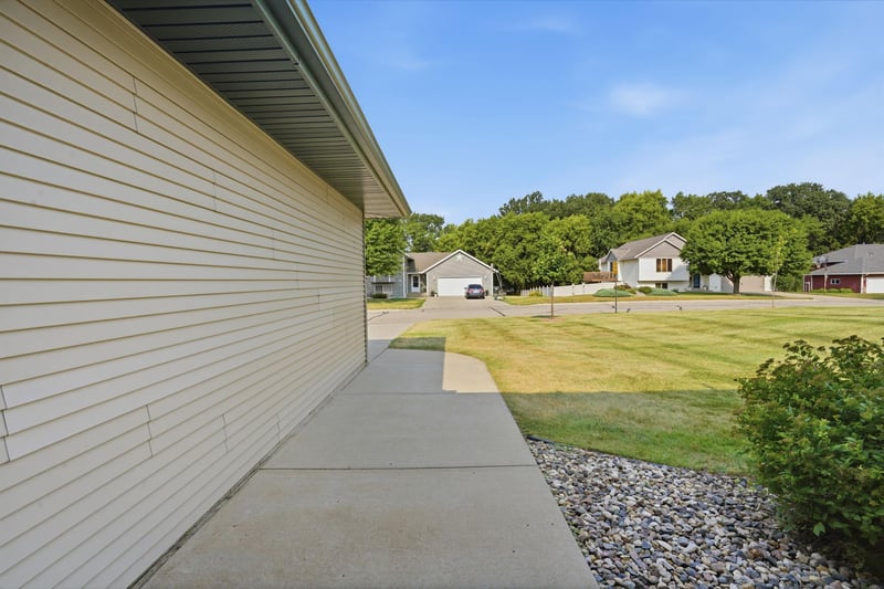 680 West River Dr, New London, MN 56273