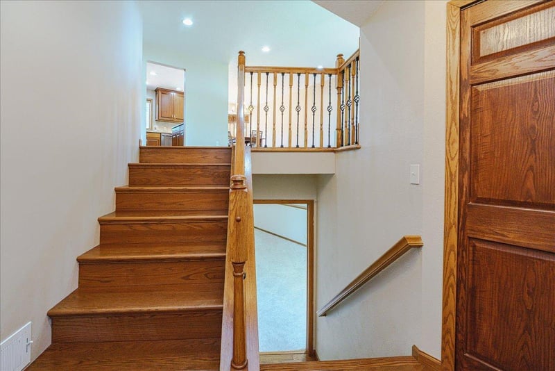 1100 W 158th St, Burnsville, MN 55306
