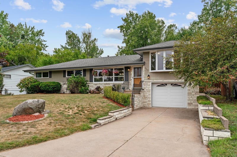 810 Oakwood Dr, New Brighton, MN 55112