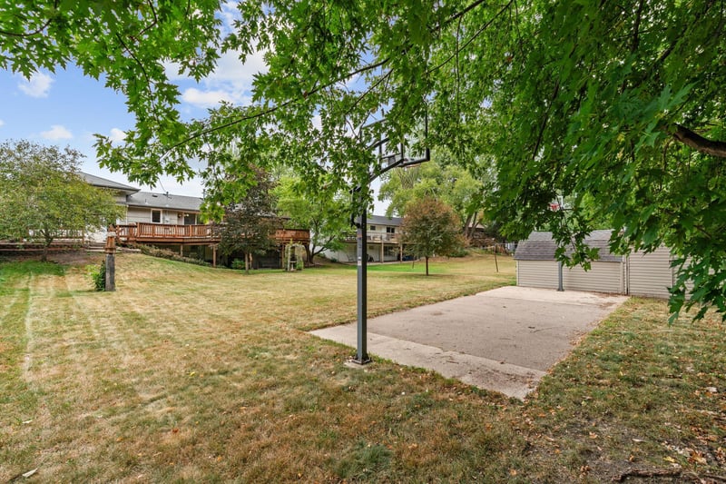 810 Oakwood Dr, New Brighton, MN 55112