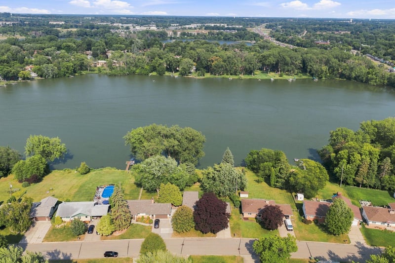 1129 Pike Lake Dr, New Brighton, MN 55112