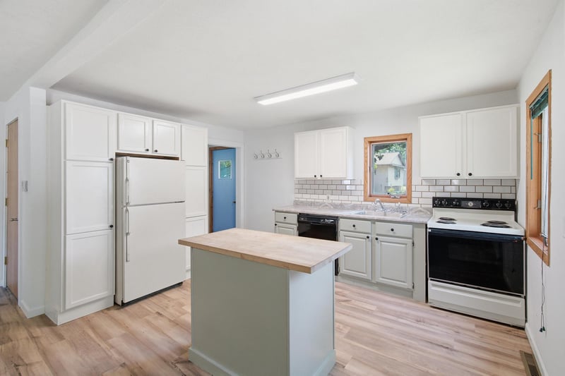 18 Ann St S, Minnesota Lake, MN 56068