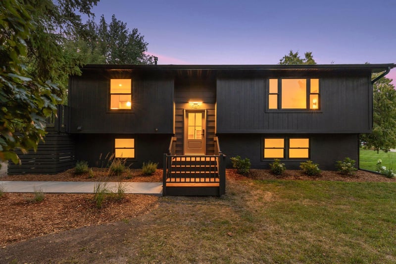 640 Grospoint Ln N, Oakdale, MN 55128