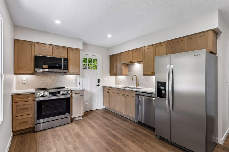 640 Grospoint Ln N, Oakdale, MN 55128