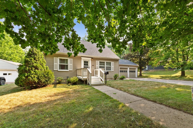 614 Lower Johnson Cir, Saint Peter, MN 56082