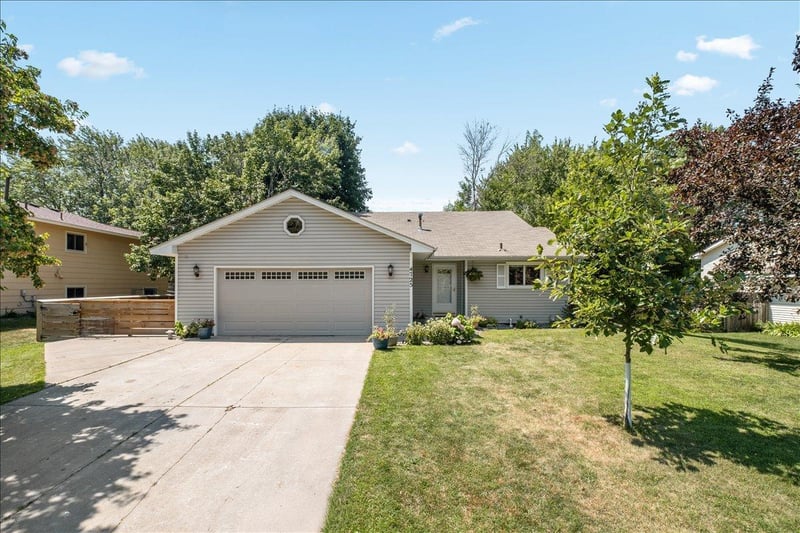 4725 Upland Ln N, Plymouth, MN 55446