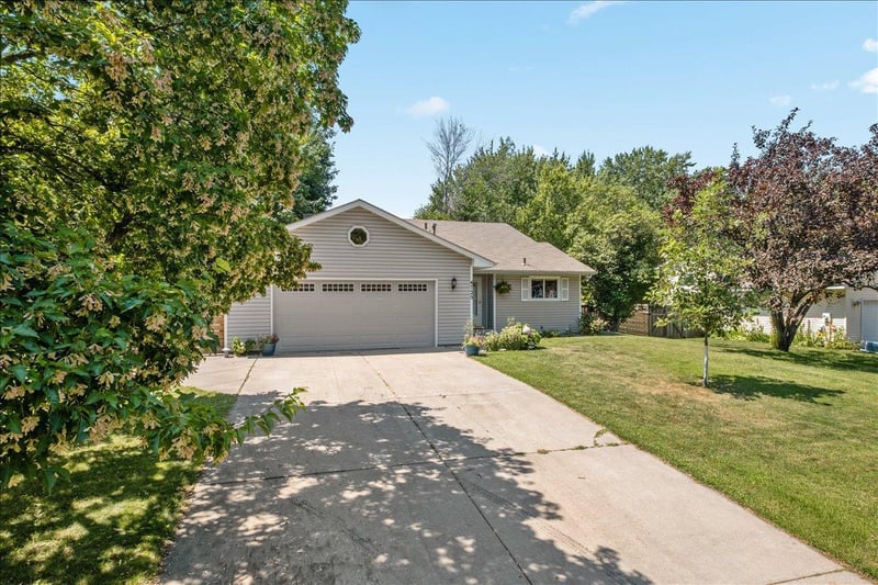 4725 Upland Ln N, Plymouth, MN 55446