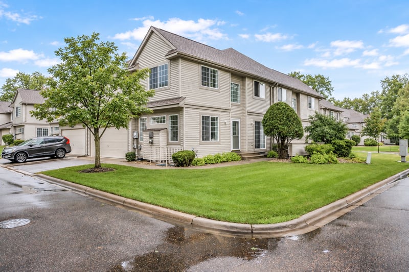 1056 Lovell Ave W, Roseville, MN 55113