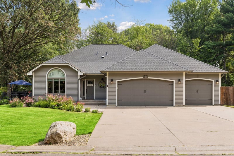 2041 Oakridge St, Saint Paul, MN 55119