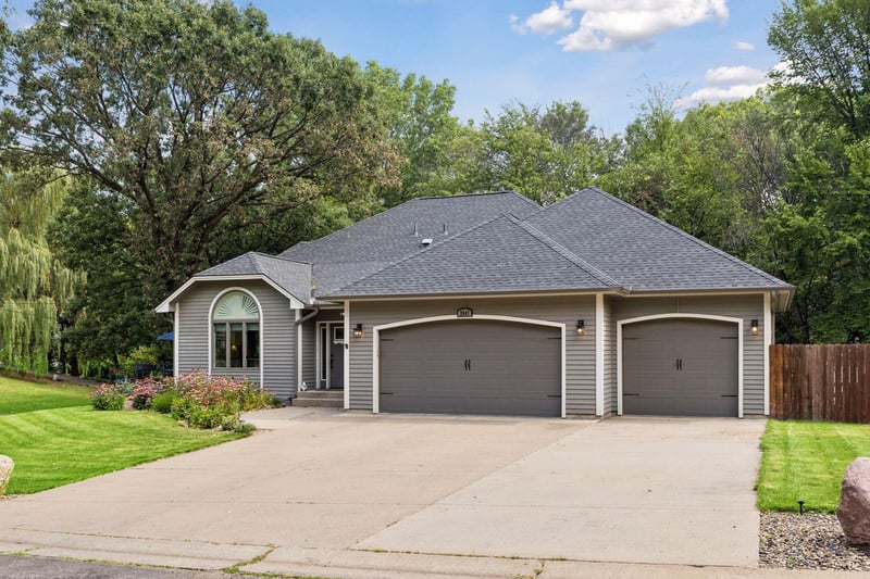 2041 Oakridge St, Saint Paul, MN 55119